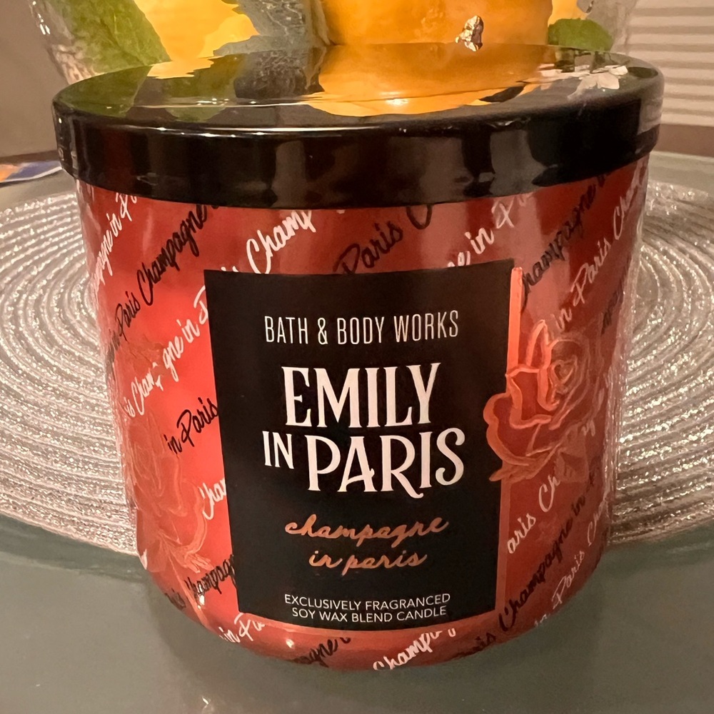 Bath & Body Works Champagne in Paris 3 Wick Candle
Limited Collaboration NWT